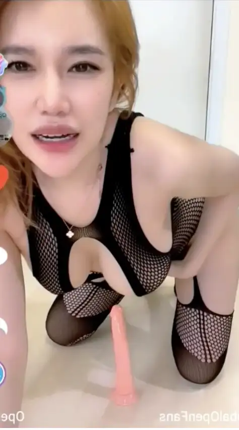 Nong Ploy, una chica caliente y cachonda, el mercado tailandés muestra follando con Dilddo
