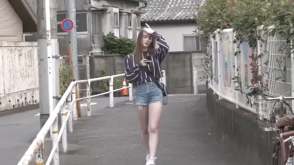 Avi Pun Movie Un joven con una cara fresca, coqueteando con un extranjero en la calle, invitando a tomar un coño para abrir el hotel.